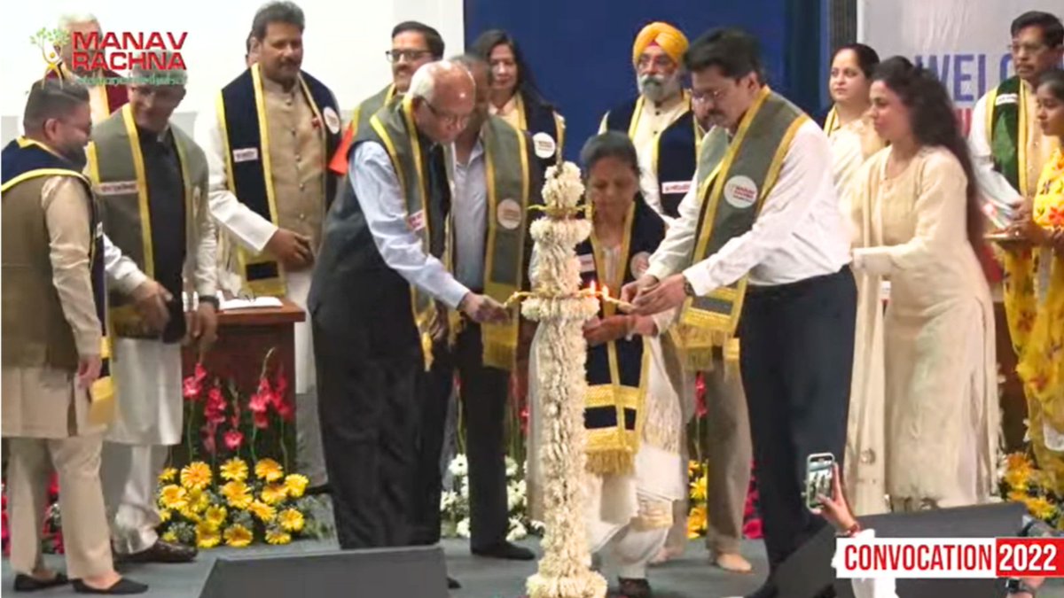 manav_rachna's tweet image. Lighting the lamp with hope and prosperity and the commandment of God for new beginnings at the Manav Rachna #Convocation2022.

@Naveen_ALLEN @gaGunNarang
@rameshmashelkar
@justbarundas
@manishmehrotra @VpAmit @PresidentMREI @dss_srivastava