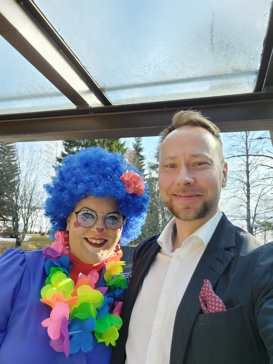 Kyyjärven kollega, kunnanjohtaja <a href="/PelkonenTiina/">Tiina Pelkonen</a>,  piristi kokousta vappufiilistelyllä. Mahtavaa!!Mukavaa vapunodotusta kaikille!🥳