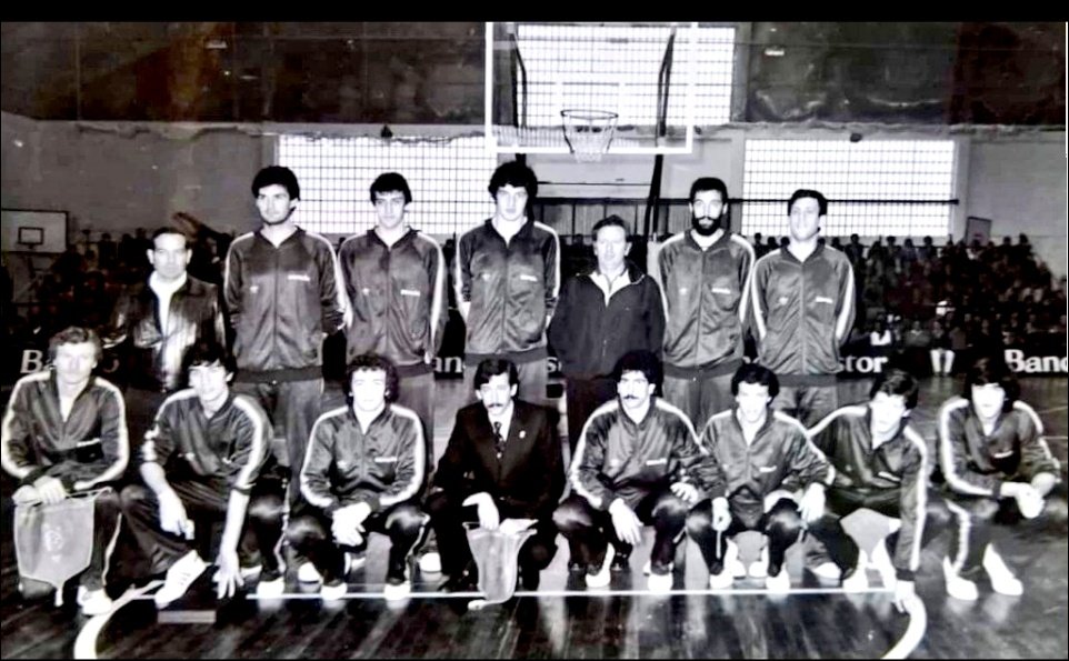 Buenos días, cuando la selección española que participaría en #Eurobasket79 visitó #PuntaArnela hace 44 años #ArchivoOAR 28/04/1979. Primera convocatoria con la absoluta de los Juniors de Plata en #Roseto78 Romay, Epi, Llorente e Iturriaga
📸 '5 Todo Baloncesto'