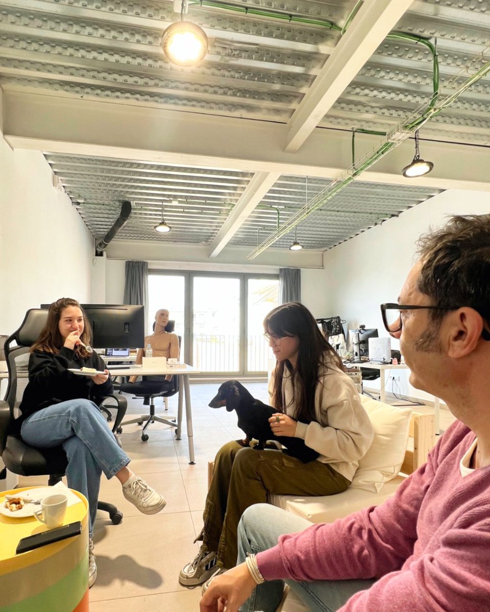 imesdisseny's tweet photo. Benvinguts al nostre univers laboral! Tots treballem amb la mateixa intensitat i compromís. Fins i tot el nostre "company de cadira" està ben assegut! Si necessiteu ajuda en màrqueting digital, ja sabeu on trobar-nos! 😉
#teamwork #marketingdigital #imesdisseny #mataro #maresme https://t.co/uC8yauZZYc