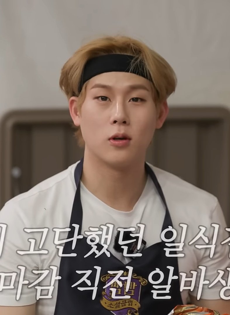 temenles's tweet photo. not joohoney worrying whether he looked weird and immediately checked it on his phone😭 https://t.co/KcTpR7YW6o