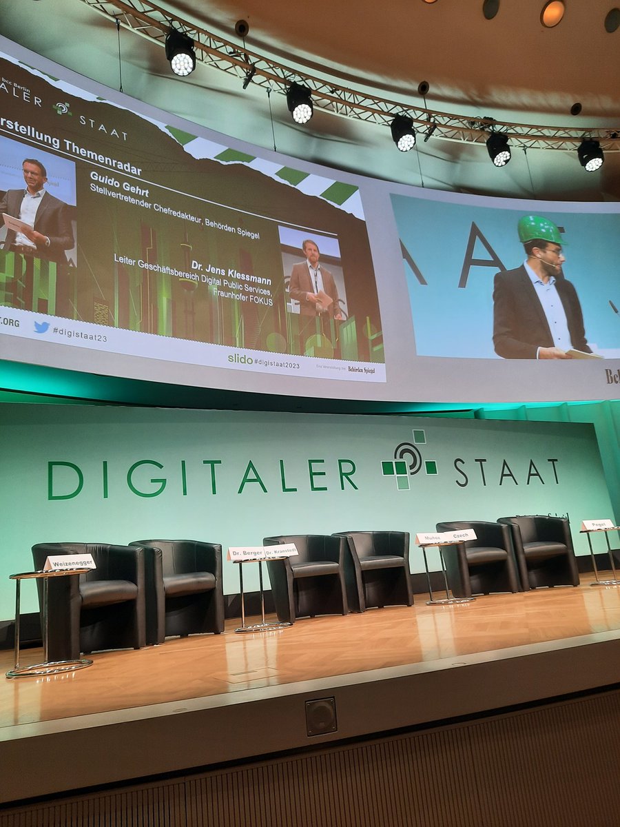 ruppchristian's tweet image. Tag 2 des #digistaat23 beginnt, wie üblich mit einer sinnlosen unnötigen Einlasskontrolle und daher eine endloslange Schlange - symptomatisch für die deutsche Verwaltung?
@BehoerdenNews 
#DigitaleVerwaltung