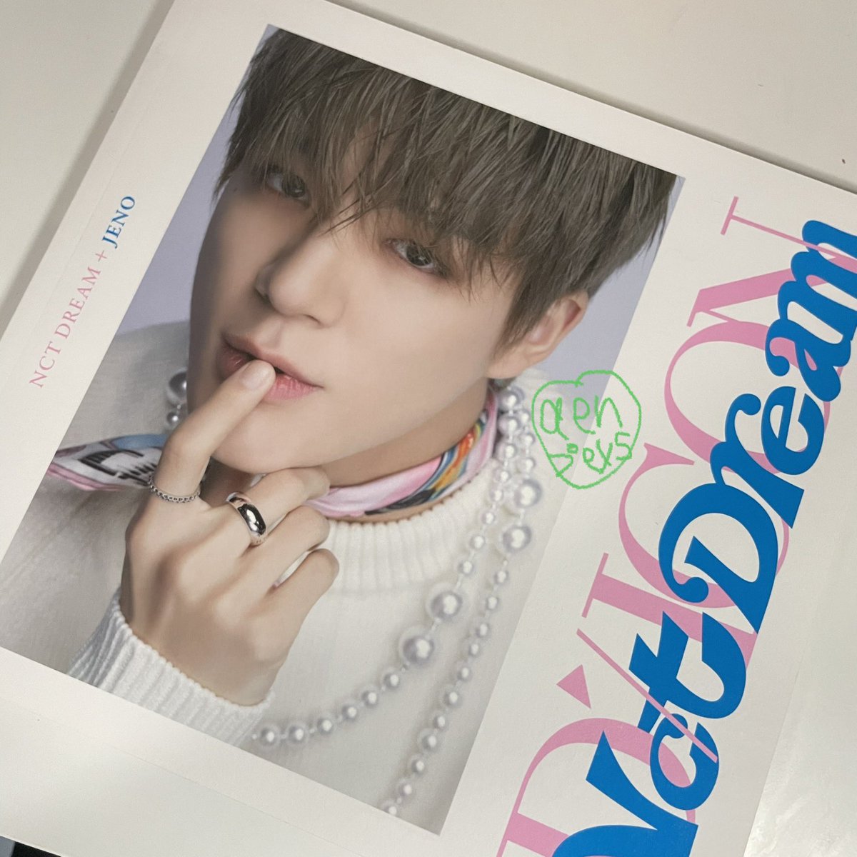 jeyforsell's tweet photo. พร้อมส่ง 🐶🐶 

🍥 เจโน่ dicon photo book 160 บาทรวมส่งเอกชน
 ( มีรอยตามภาพที่ 2 นิ้ดดดเดียวค่ะ 🍀🍀 )

dm / mention dai loey kaa (/^▽^)/
( ไม่สะดวกถ่ายเพิ่มเติมให้นะคะ 😭😭 )

#ตลาดนัดnct #ตลาดนัดอซท #ตลาดนัดnctdream jeno ดิค่อน pb https://t.co/xscJoCM2RX