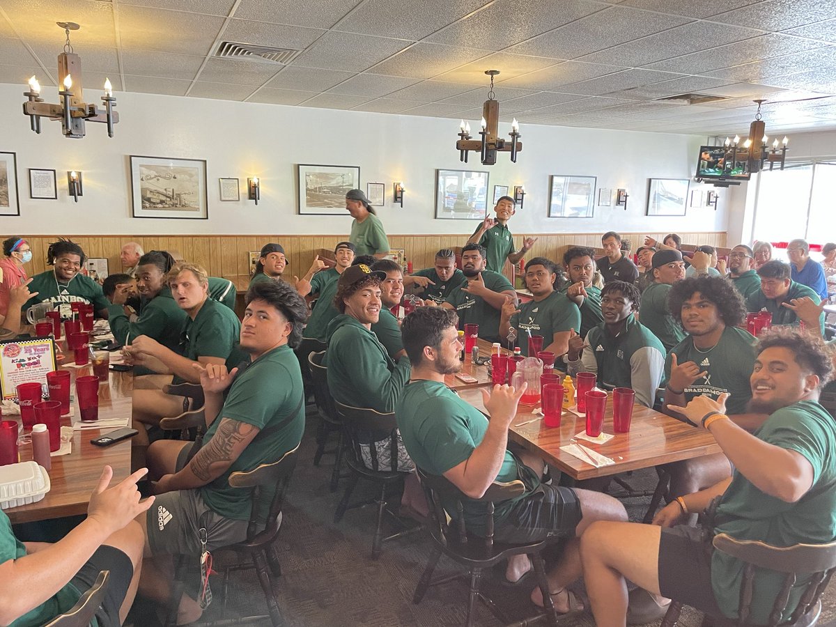 BCDlane's tweet photo. BIG💪BOYZ🙌BIG☀️DAY at BIG🏙️CITY! ⁦@BigCityDiner⁩ at @KaimukiHawaii feeds da OL &amp; DL TODAY for #BRADDAHHOODGRINDZ BULKING UP for WEEK ZERO come AUGUST 26th vs VANDERBILT...Let's GO🌈BOWS! @HawaiiAthletics @Jeff_Reinebold #HawaiiFootball #WarriorFootball https://t.co/9ExZd4odFX