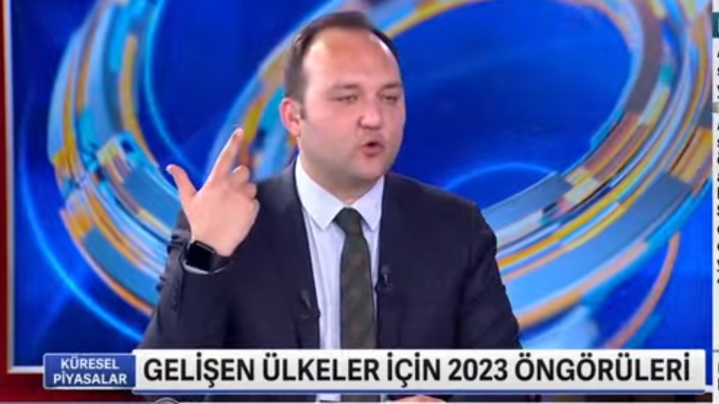 Bayram arası girince atlandı sanırım ama akşam Ekonomik Görünüm ve Küresel Piyasalar’da beraberiz bu hafta da. Sağlığım iyi, çalışmaya devam yani✊🏻

İlginize teşekkür ederim, bu ve gelecek 2 akşam <a href="/BloombergHT/">Bloomberg HT</a> ‘ye bekleriz.