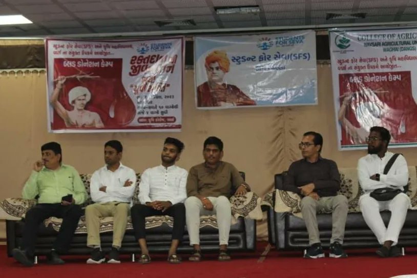 DanilBarde's tweet photo. આજરોજ લાખો વિદ્યાર્થીઓના પ્રેરણાપુંજ પ્રો.યશવંતરાવ કેલકરજી ની જયંતિ નિમિત્તે ડાંગ જિલ્લા સ્ટુડન્ટ ફોર સેવા અને કૃષિ મહાવિદ્યાલય ના ઉપક્રમે રક્ત���ાન શિબિર નું આયોજન કરવામાં આવ્યું જેમાં લગભગ 56 યુનિટ જેટલું રક્ત એકત્ર કરવામાં આવ્યું.
#SFSGujarat
#SFSDang
#SFSWaghai
#BloodDonation https://t.co/tZpaNF4T73