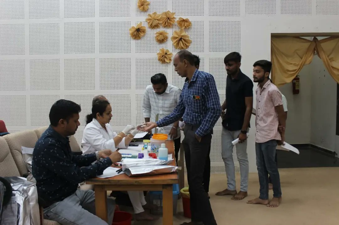 DanilBarde's tweet photo. આજરોજ લાખો વિદ્યાર્થીઓના પ્રેરણાપુંજ પ્રો.યશવંતરાવ કેલકરજી ની જયંતિ નિમિત્તે ડાંગ જિલ્લા સ્ટુડન્ટ ફોર સેવા અને કૃષિ મહાવિદ્યાલય ના ઉપક્રમે રક્ત���ાન શિબિર નું આયોજન કરવામાં આવ્યું જેમાં લગભગ 56 યુનિટ જેટલું રક્ત એકત્ર કરવામાં આવ્યું.
#SFSGujarat
#SFSDang
#SFSWaghai
#BloodDonation https://t.co/tZpaNF4T73
