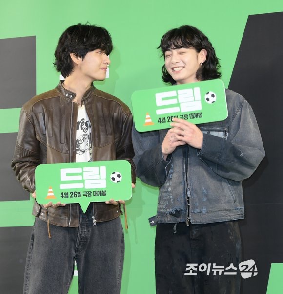 Smile7Kookie's tweet photo. These two. So cute. It looked like superstar V took his shy little brother to a movie premiere. Lol. #bts #JUNGKOOK #jeonjungkook #kookie #btsjungkook #BTSV #KimTaehyung #BTSARMY https://t.co/27t0jIanqZ