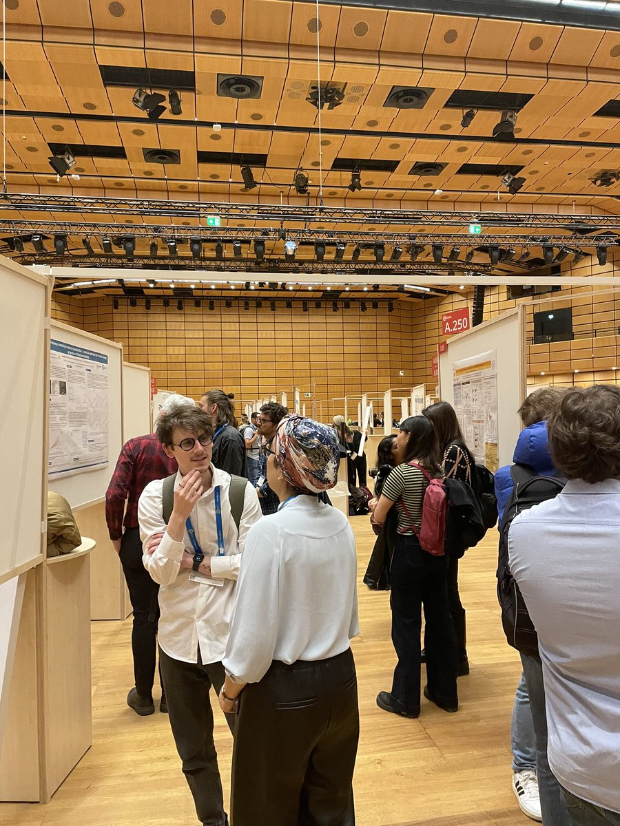 It is getting busy at the poster session HS2.4.3 Space-time #dynamics of #floods in Hall A! Come join us for an early morning discussion 🌊☕️#EGU23 @EuroGeosciences @EGU_HS