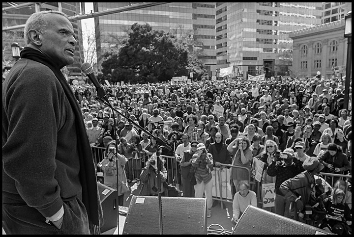 photos4justice's tweet photo. Harry Belafonte, Presente! 
A true people's hero, he opposed war and racism, and was a friend of revolutionary movements in Cuba and Venezuela.  A radical activist, in the tradition of Paul Robeson
Oakland 4/15/03, speaking against the war in Afghanistan right after it started. https://t.co/UPNIphnToo