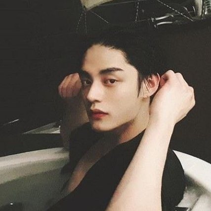 jiwoongiez's tweet photo. hear me out…. https://t.co/iA50FpNHaJ