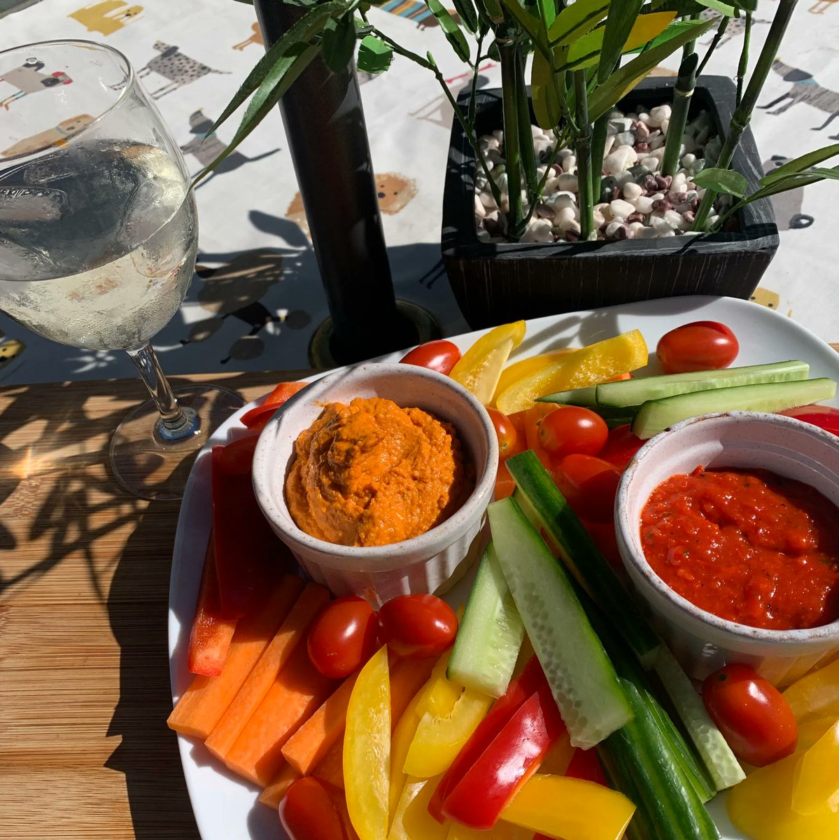 aspirelanguages's tweet photo. Le mot de mercredi, c'est "grignoter" 🍸
J'adore grignoter des bâtonnets de carottes, de poivron et de concombre dans le jardin à l'heure de l'apéro🥕 
Wednesday's word is "to nibble"🍸🥕
I love nibbling carrot, pepper and cucumber sticks in the garden with pre-dinner drinks 🍸 https://t.co/QzPZKjAOCD