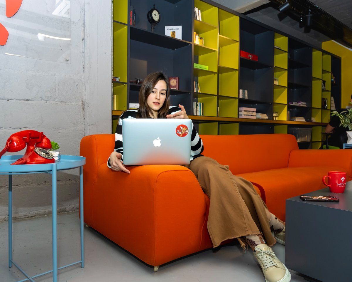withcoworking's tweet photo. Evden çalışmak mı, Withco’da çalışmak mı? Senin favorin hangisi? 💻 🦒
Work from home or work in Withco? What’s your favorite? 💻 🦒
#enjoyyourwork #withco #coworkingspace #office #withcolic #withcoworking #coworking #izmir #creative #ideas #team #tasarlapaylasbuyut https://t.co/Wys95QW4L7