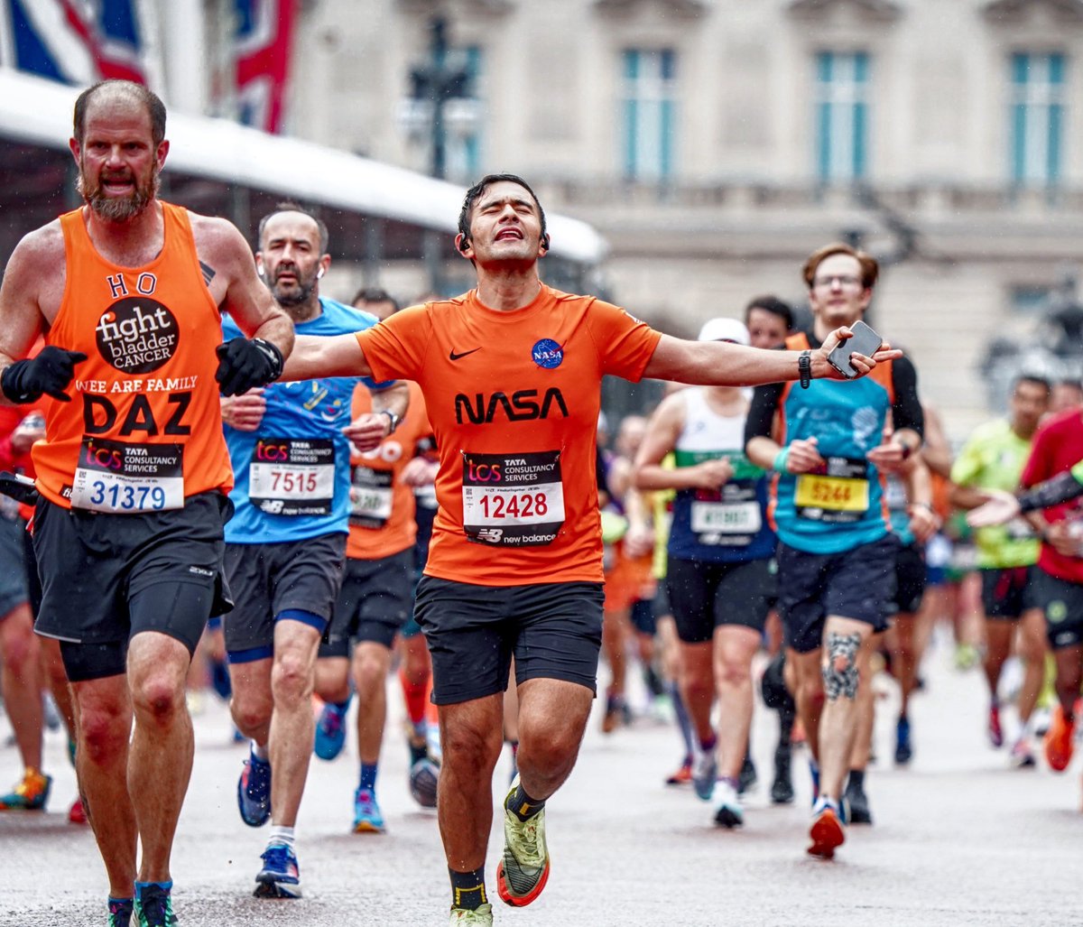 guadaesp1's tweet photo. London Marathon 2023. @LondonMarathon #londonmarathon2023 #marathon #abbott ◽️🟧◽️#SLS https://t.co/ZSjmzh5DWC
