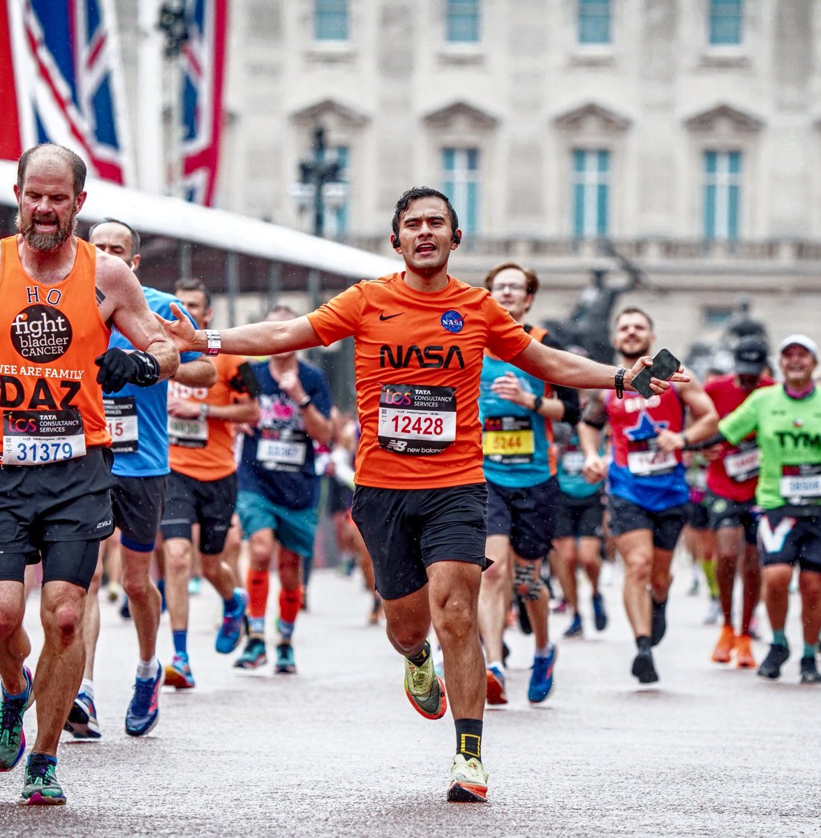 guadaesp1's tweet photo. London Marathon 2023. @LondonMarathon #londonmarathon2023 #marathon #abbott ◽️🟧◽️#SLS https://t.co/ZSjmzh5DWC