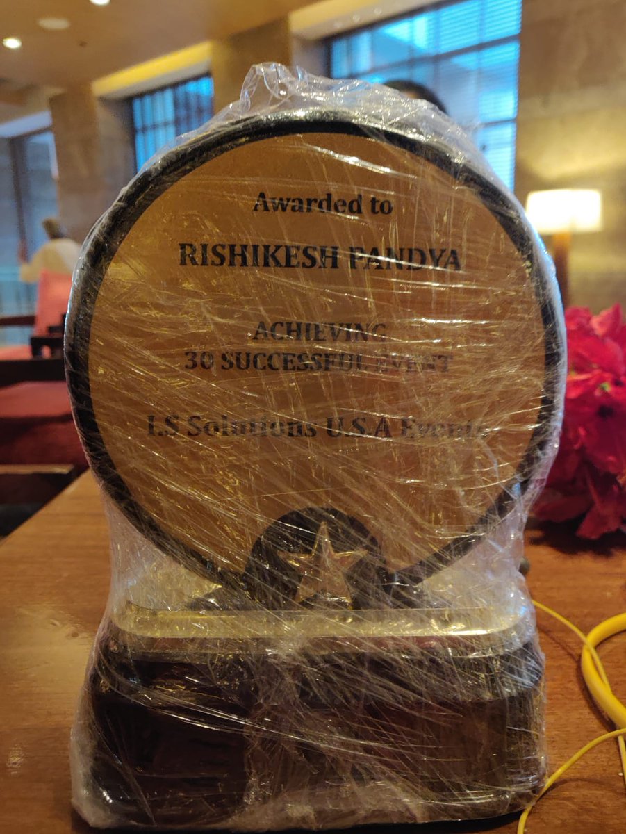 thaver_mohamed's tweet image. 🚨 Bizzare case update 🚨

Actor Chrisann Pereira (27), who was given a memento (pic) with drugs, was the fifth target of Anthony Paul (35) this year. 

He targeted her as he had a fight with her mom during Covid. Pereira is in Sharjah jail 

Below is the list of earlier targets