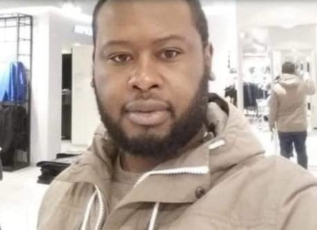 LadyBitchRay1's tweet photo. Heute vor 4 Jahren starb #WilliamTonou Mbobda 🌹durch den dubiosen Einsatz von Sicherheitskräften in der Universitätsklinik Hamburg-Eppendorf. 
Laut Zeugenaussagen soll er auf einer Bank vor der Klinik geraucht haben, als Sicherheitskräfte ihn gewaltsam fixierten #Rassismustötet https://t.co/CvLpbFW3lf
