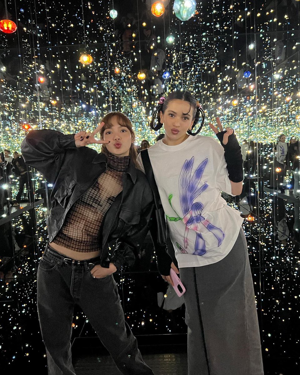 LaliceUpdates's tweet photo. #LISA IG update with @rosalia 💛

“Thai tea boba friends🧋”

🔗 https://t.co/tC8C5blgjy https://t.co/WstRDCotVR