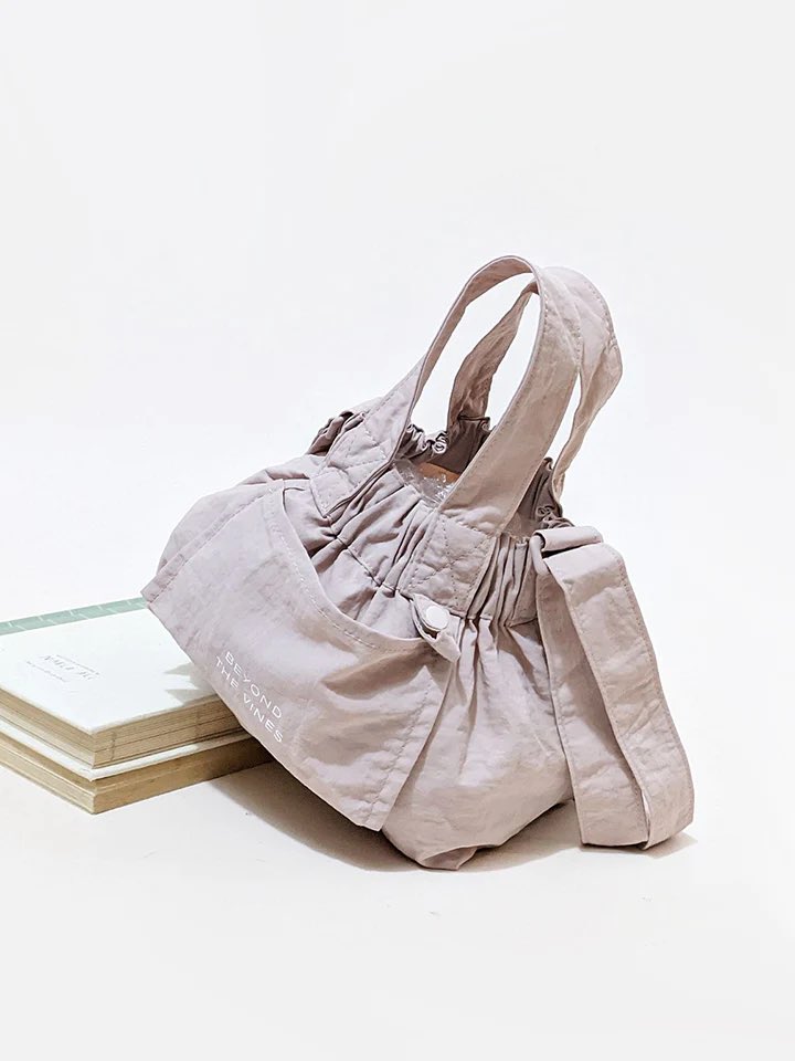 Selling Brandnew Beyond the Vines Micro dumpling bag, pasabuy from singapore. 3300 nalang

Rfs: bought 2 micro in diff colors, then decided to repurchase an XS. So im letting go of this micro

Pm is the susi ✨
