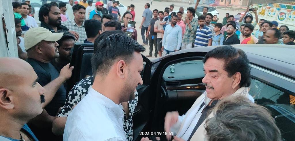 alwarprashant's tweet photo. इस अवसर पर नेक दिल इंसान महान फिल्म अभिनेता श्री @ShatruganSinha जी से बेहतरीन मुलाकात व चर्चा हुई , आपके सम्मान व प्यार के लिए हार्दिक आभार भाईसाहब @ThePradeepNagar जी और भाई @muneeshkumar जी 🙏🏻😃🌹
#sumantalkies #ShatrughanSinha #PradeepNagar #muneeshtanwar #gangster https://t.co/jgDXUMNyBl