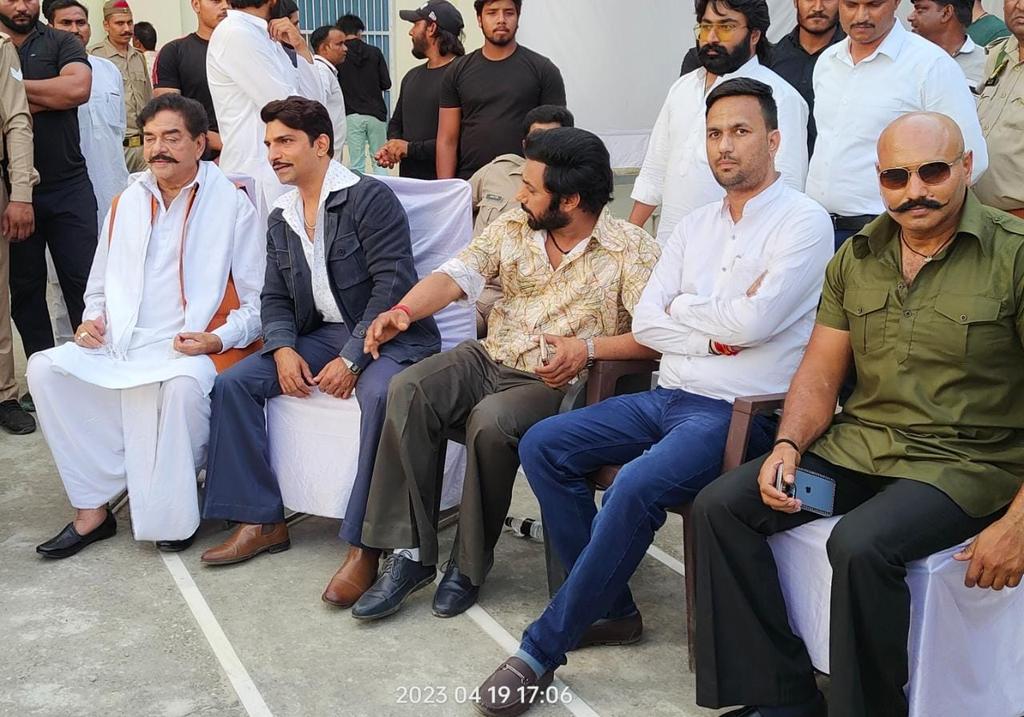 alwarprashant's tweet photo. इस अवसर पर नेक दिल इंसान महान फिल्म अभिनेता श्री @ShatruganSinha जी से बेहतरीन मुलाकात व चर्चा हुई , आपके सम्मान व प्यार के लिए हार्दिक आभार भाईसाहब @ThePradeepNagar जी और भाई @muneeshkumar जी 🙏🏻😃🌹
#sumantalkies #ShatrughanSinha #PradeepNagar #muneeshtanwar #gangster https://t.co/jgDXUMNyBl