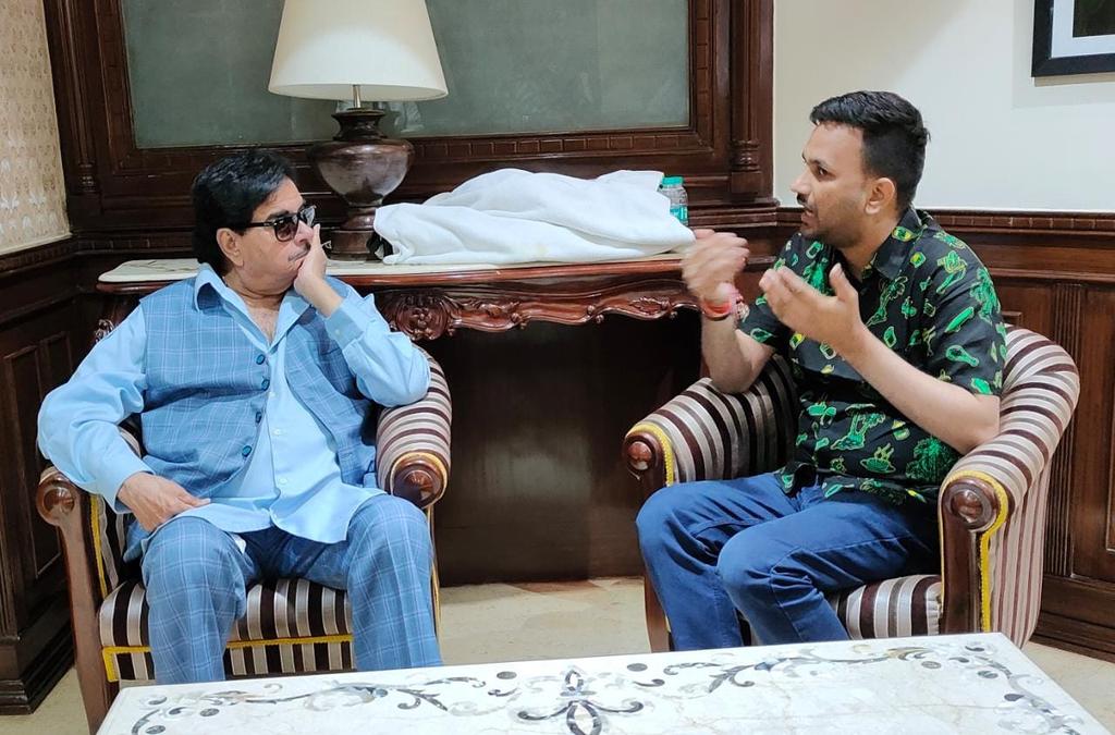 alwarprashant's tweet photo. इस अवसर पर नेक दिल इंसान महान फिल्म अभिनेता श्री @ShatruganSinha जी से बेहतरीन मुलाकात व चर्चा हुई , आपके सम्मान व प्यार के लिए हार्दिक आभार भाईसाहब @ThePradeepNagar जी और भाई @muneeshkumar जी 🙏🏻😃🌹
#sumantalkies #ShatrughanSinha #PradeepNagar #muneeshtanwar #gangster https://t.co/jgDXUMNyBl