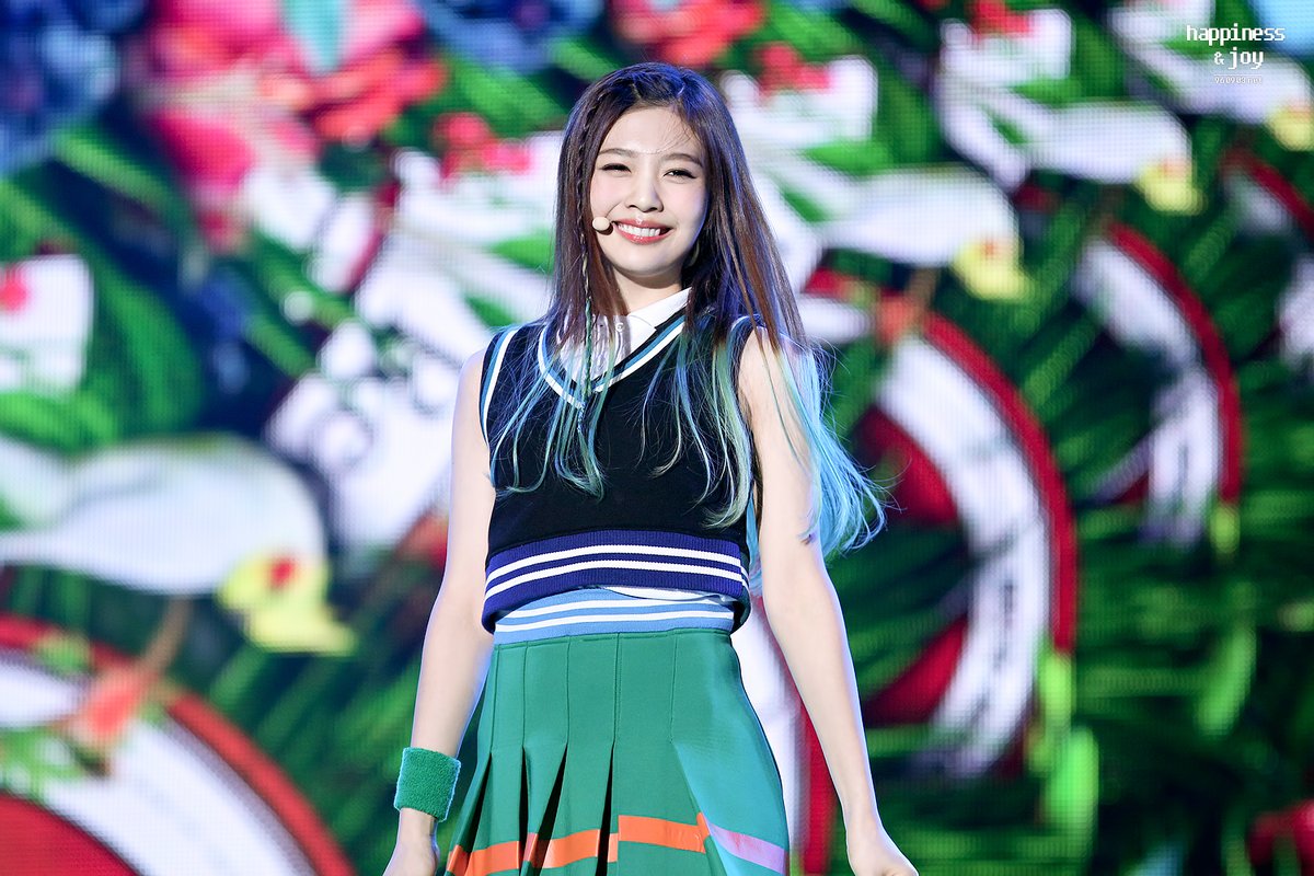 joysooyoungpics's tweet photo. Joy has worked so hard year after year since her debut in 2014. Throughout that time she has always given us 100% without any proper rest. It's now important for her to prioritize her health, rest, and recover fully. I hope she can do so in privacy and without any pressure. 💚 https://t.co/HKCP6Q3BJV