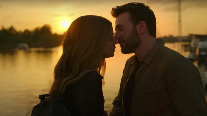 ThrowinthePal's tweet photo. How it started:                                                    How it's going:

"Weirdly good chemistry"                          "I'm dead inside"
#knivesout                                                        #ghostedmovie https://t.co/G9QjUDRU2L