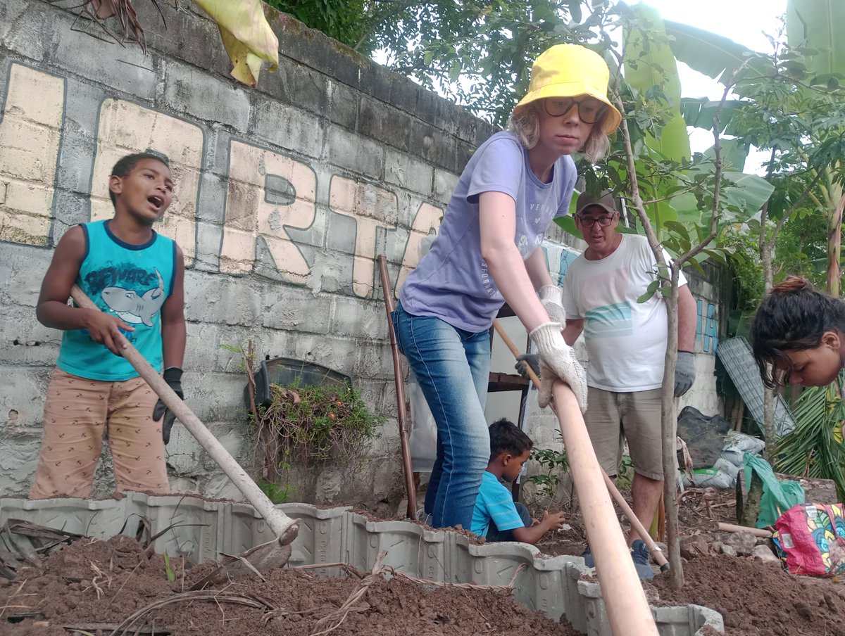 RT GlobalShapers "The <a href="/shapersrio/">Global Shapers - Rio</a> &amp; their network of volunteers rolled up their sleeves &amp; built keyhole gardens in Cantagalo &amp; Cascatinha favela. The initiative promotes  climate &amp; environmental education in low-income communities.

Are you doing you… "
