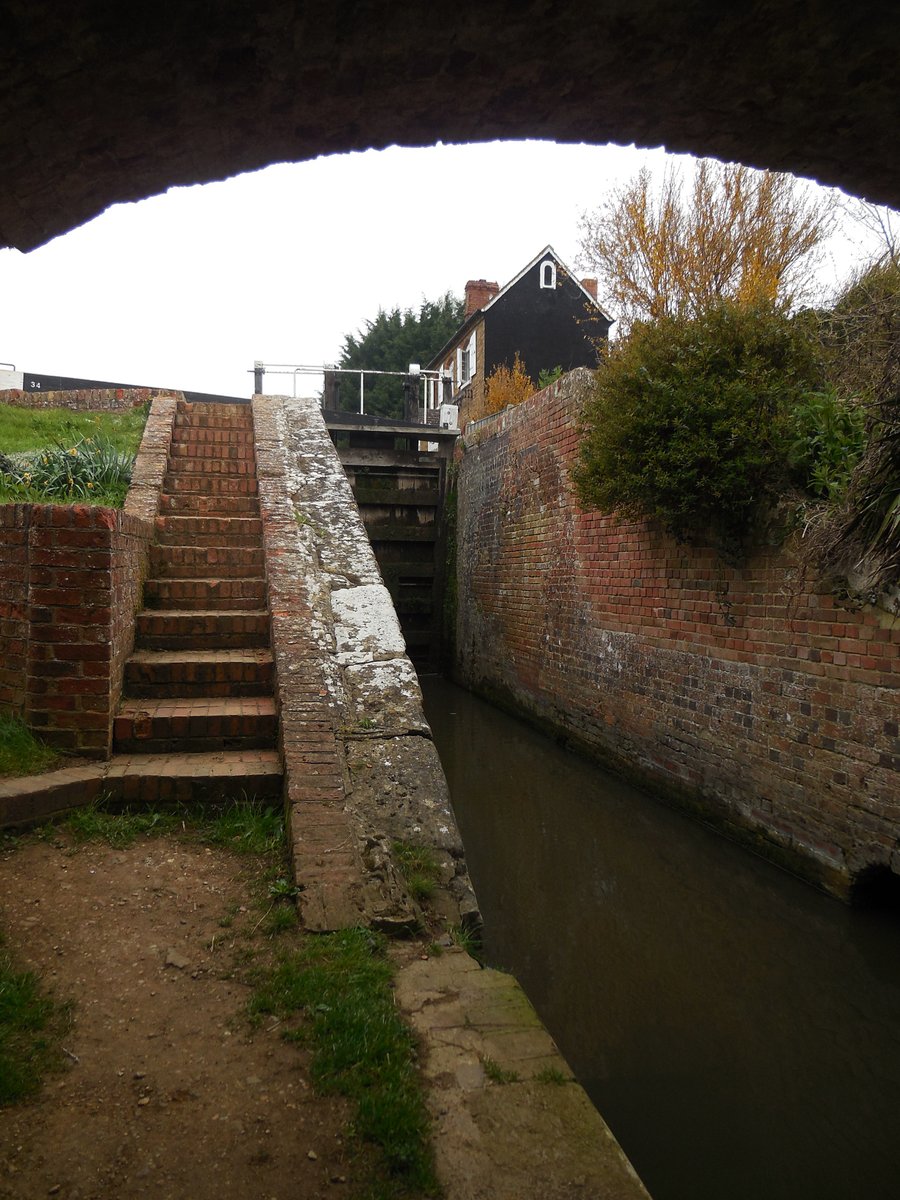 retired_tom's tweet photo. My photos from #April 2019
#CanalRiverTrust #OxfordCanal #Somerton #DeepLock #Meadow #Lock #Bridge #Narrowboat #reflections
#Canals & #Waterways can provide #Peace & #calm for your own #Wellbeing #Lifesbetterbywater https://t.co/3gtd4h3EVI