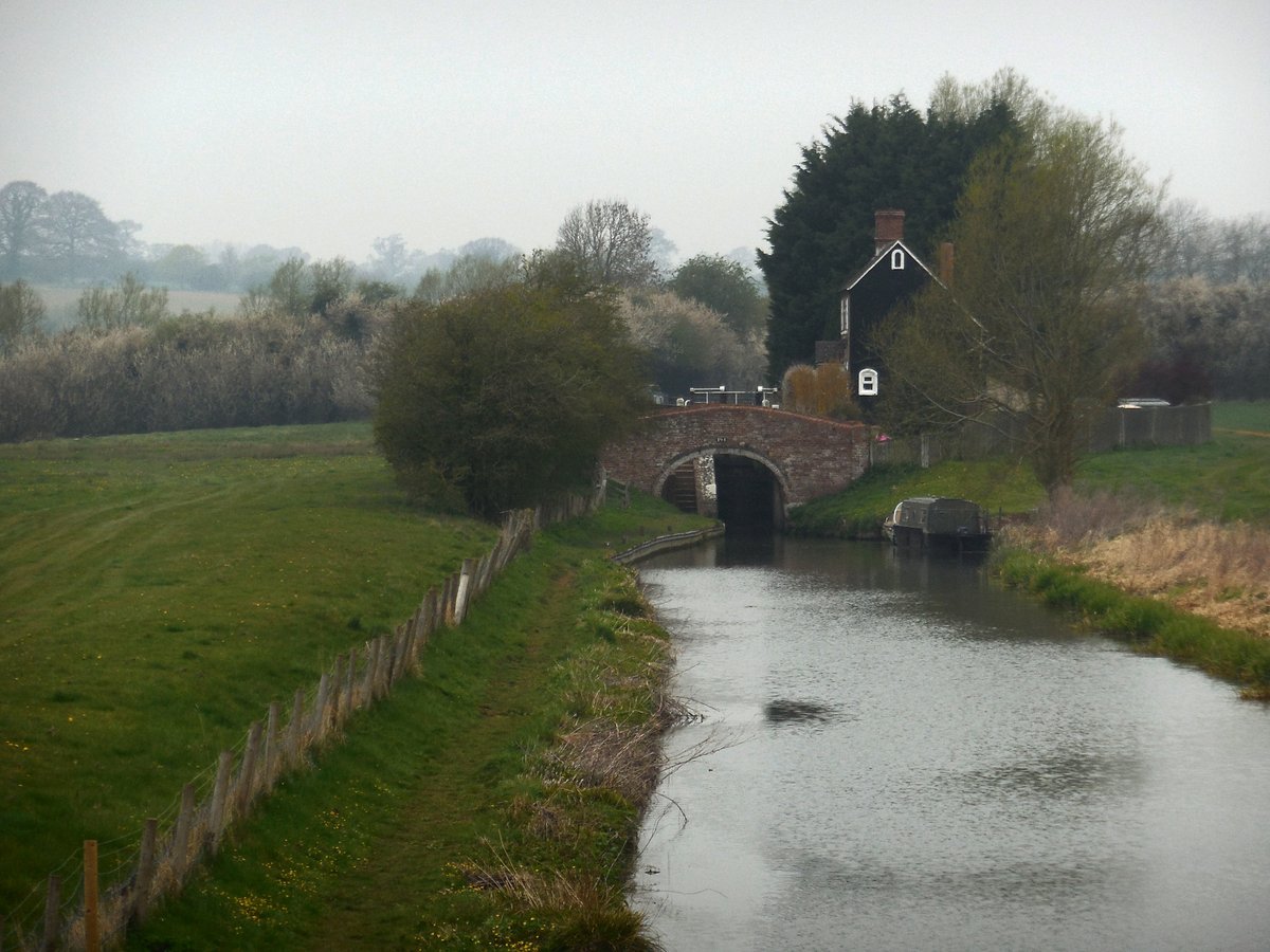 retired_tom's tweet photo. My photos from #April 2019
#CanalRiverTrust #OxfordCanal #Somerton #DeepLock #Meadow #Lock #Bridge #Narrowboat #reflections
#Canals & #Waterways can provide #Peace & #calm for your own #Wellbeing #Lifesbetterbywater https://t.co/3gtd4h3EVI