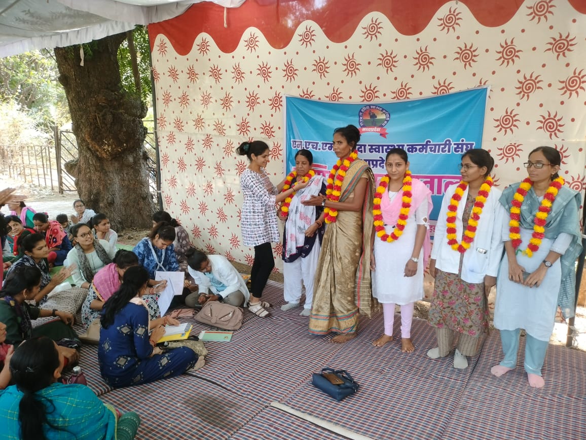 SavindaNhm's tweet photo. #भोपाल : #एनएचएम_संविदा_स्वास्थ्य_कर्मचारियों की हड़ताल 8वें दिन भी जारी, प्रदेश में 52 जिलों के 32000 संविदा स्वास्थ्य कर्मचारी अनिश्चितकालीन #क्रमिक_भूख_हड़ताल पर बैठे हैं।
@CMMadhyaPradesh @healthminmp @DrPRChoudhary
@CollectorBhopal #संविदा_एनएचएम_स्वास्थ्य_कर्मचारी  #strike https://t.co/fW1WykAZf8