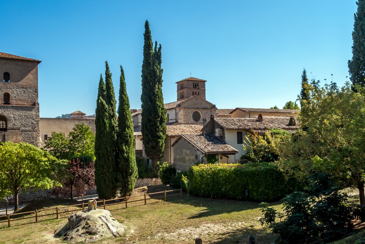 visit_lazio's tweet photo. Nel piccolo comune di #FaraInSabina, in provincia di #Rieti, si trova l'Abbazia di Farfa. Incastonata in una cornice paesaggistica incantevole dove regna pace e serenità l'Abbazia vi colpirà per la sua bellezza e sobrietà. È Monumento Nazionale dal 1928. 

#VisitLazio #LazioIsMe https://t.co/BL1I4R4WUc