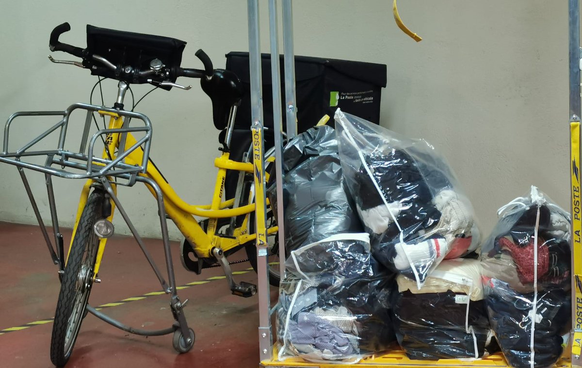 LPNews_CVL's tweet photo. ♻️👕L'association locale de recyclage #LeTremplin a assuré la collecte des vêtements remis par les postiers dans le cadre de l'opération " Défi Textile " lancée par @metro_orleans. Une bonne occasion de leur donner une seconde vie ! #RSE
#LaPosteEngagée https://t.co/W0VuCXU1Fo