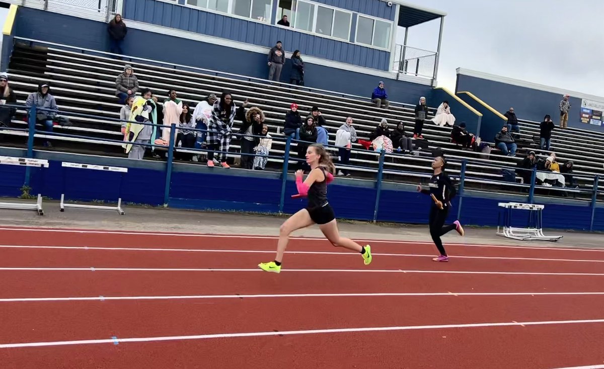 coachtesta's tweet photo. 4x200: the cross country team edition. Chelsea Clark with the 🤌 anchor leg! https://t.co/MjMM7mVJpx