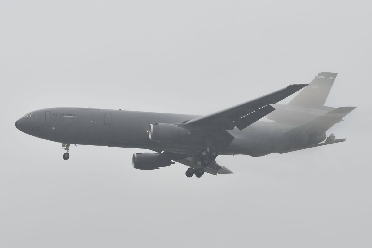 modelight329's tweet image. 2023/04/26
仕事が休みだと天気悪い…😭
P-8は何となく尾翼にLFの文字を消したあとが確認できる。KC-10は突然雲の中から出てきたのでビックリ😳
次の休みは晴れてほしいです😅
＃横田基地　#RJTY