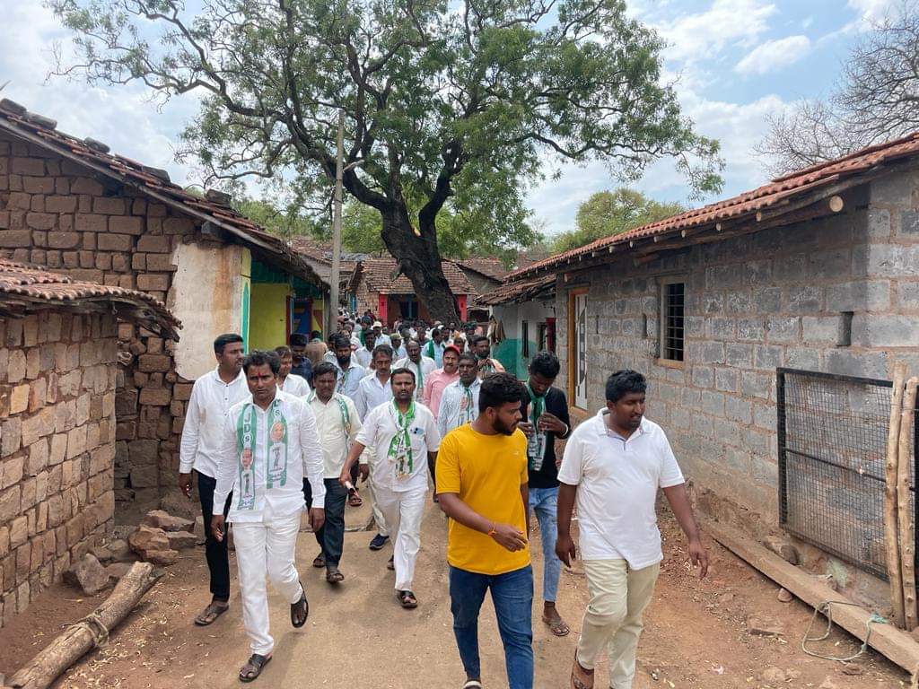 Girishhdl's tweet photo. ಇವತ್ತು #ಯಮನಮರಡಿ ಮತಕ್ಷೇತ್ರದ ಕಬಲಾಪುರ ಗ್ರಾಮಕೆ  ಭೇಟಿ ಕೊಟ್ಟು ಮುಂದಿನ ದಿನಗಳಲ್ಲಿ ಆಗುವ ಅಭಿವೃದ್ದಿ ಮತ್ತು ಶೈಕ್ಷಣಿಕ, ಆರೋಗ್ಯ ಮತ್ತು ಕೃಷಿ ಕ್ಷೇತ್ರದಲ್ಲಿ ಆಗುವ ಬದಲಾವಣೆಗಳ ಬಗ್ಗೆ ಗ್ರಾಮದ ಹಿರಿಯರು,ಅಕ್ಕತಂಗಿಯರು ಮತ್ತು ಯುವಕರಿಗೆ ಮಾಹಿತಿ ನೀಡಿ ಆಶಿರ್ವಾದ ಪಡೆದು ಮೇ10ರ ಚುನಾವಣೆಗೆ ಮತಯಾಚನೆ ಮಾಡಲಾಯಿತು
@AstagiMaruti https://t.co/C27jQlYAhy