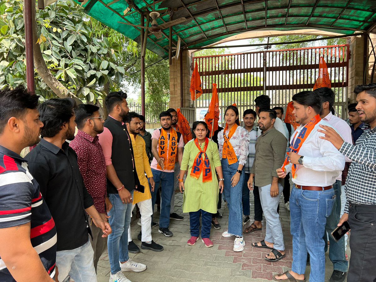 Devansh40384076's tweet photo. एस एस वी पीजी कॉलेज हापुड़ मे  छात्रा के साथ  अध्यापक द्वारा अभद्र भाषा एवं दुर्व्यवहार के संबंध मे अखिल भारतीय विद्यार्थी परिषद के कार्यकर्ताओं द्वारा शिक्षक पर कड़ी कार्यवाही की मांग हेतु महाविद्यालय में प्रदर्शन कर प्राचार्य को ज्ञापन दिया https://t.co/Vm1gbjhpnv