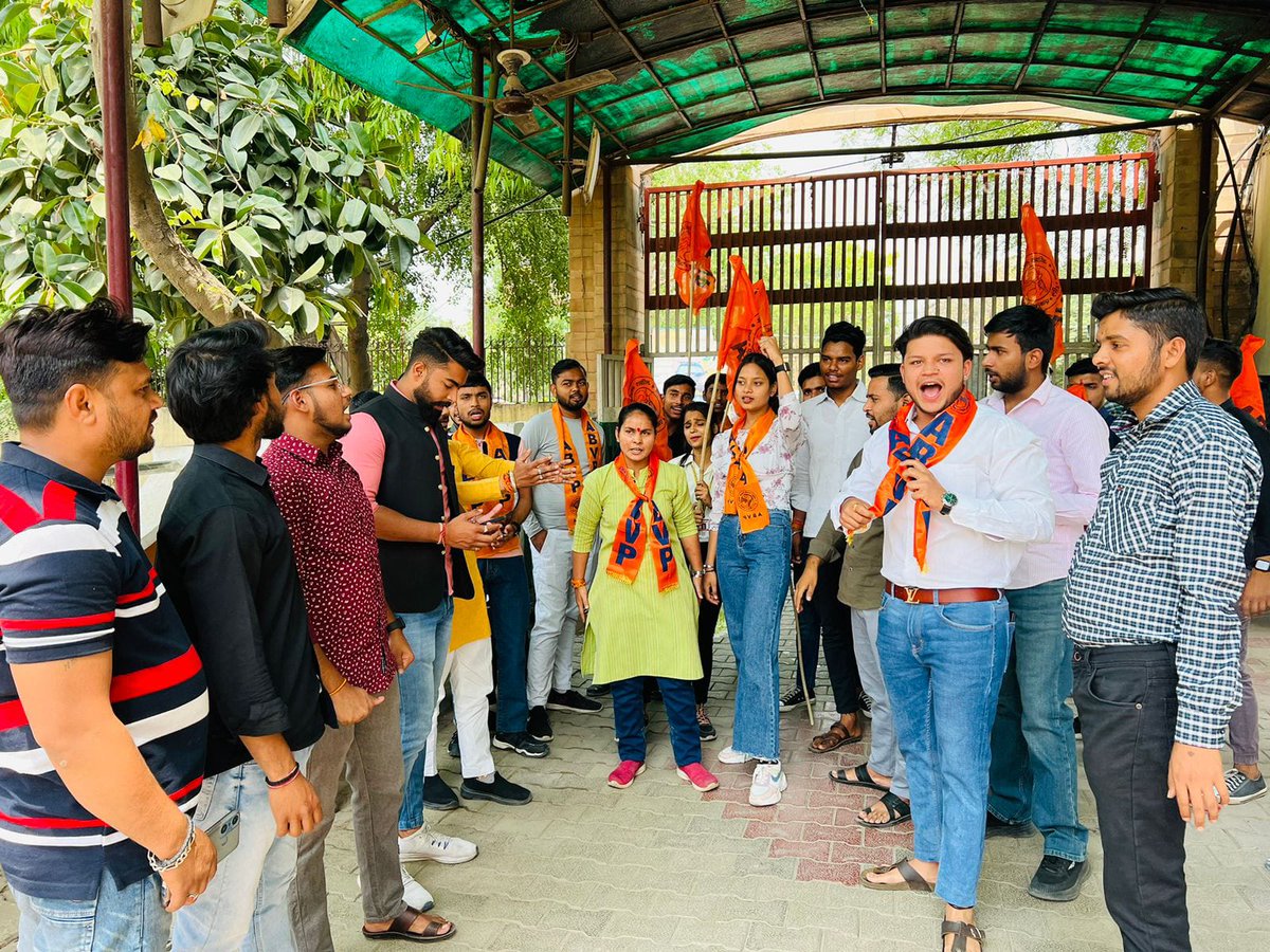 Devansh40384076's tweet photo. एस एस वी पीजी कॉलेज हापुड़ मे  छात्रा के साथ  अध्यापक द्वारा अभद्र भाषा एवं दुर्व्यवहार के संबंध मे अखिल भारतीय विद्यार्थी परिषद के कार्यकर्ताओं द्वारा शिक्षक पर कड़ी कार्यवाही की मांग हेतु महाविद्यालय में प्रदर्शन कर प्राचार्य को ज्ञापन दिया https://t.co/Vm1gbjhpnv