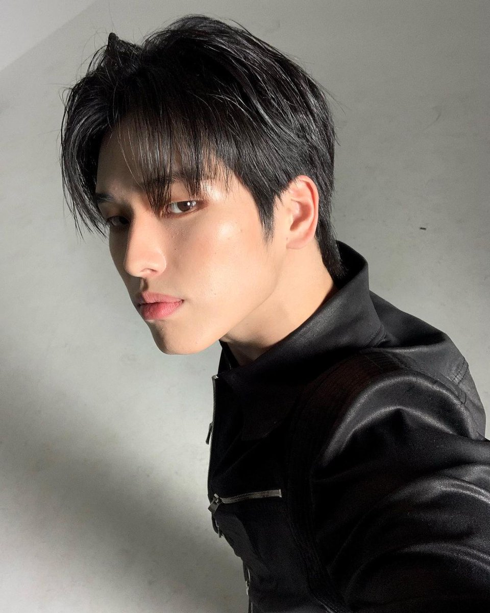 seunghwan999's tweet photo. bro is freaking handsome https://t.co/SUciP8plH6