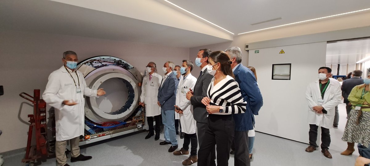 AlmeriaJunta's tweet photo. 🏥Comienza en @TorrecardenasHU la instalación del PET TAC. 

📌La delegada del Gobierno andaluz junto al gerente del SAS y el delegado de @saludand visitan ☢️los trabajos en el complejo hospitalario durante el montaje de esta infraestructura. https://t.co/6CDcEvaSu9