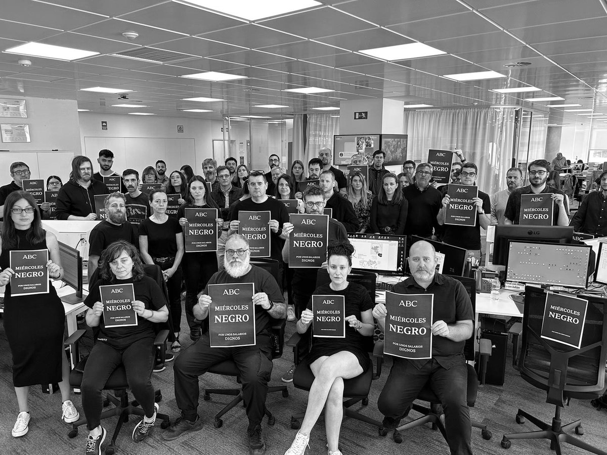 ComiteABC's tweet photo. Los trabajadores de ABC se suma a los #MiércolesNegros por una #SubidaSalarialYa y por un #TrabajoDigno.
#ABCenNegro
@comite_elpais @Comite_ELMUNDO @MarcaComite @mediosfscccoo @FesmcUGTMadrid https://t.co/TvnE2eKoo2