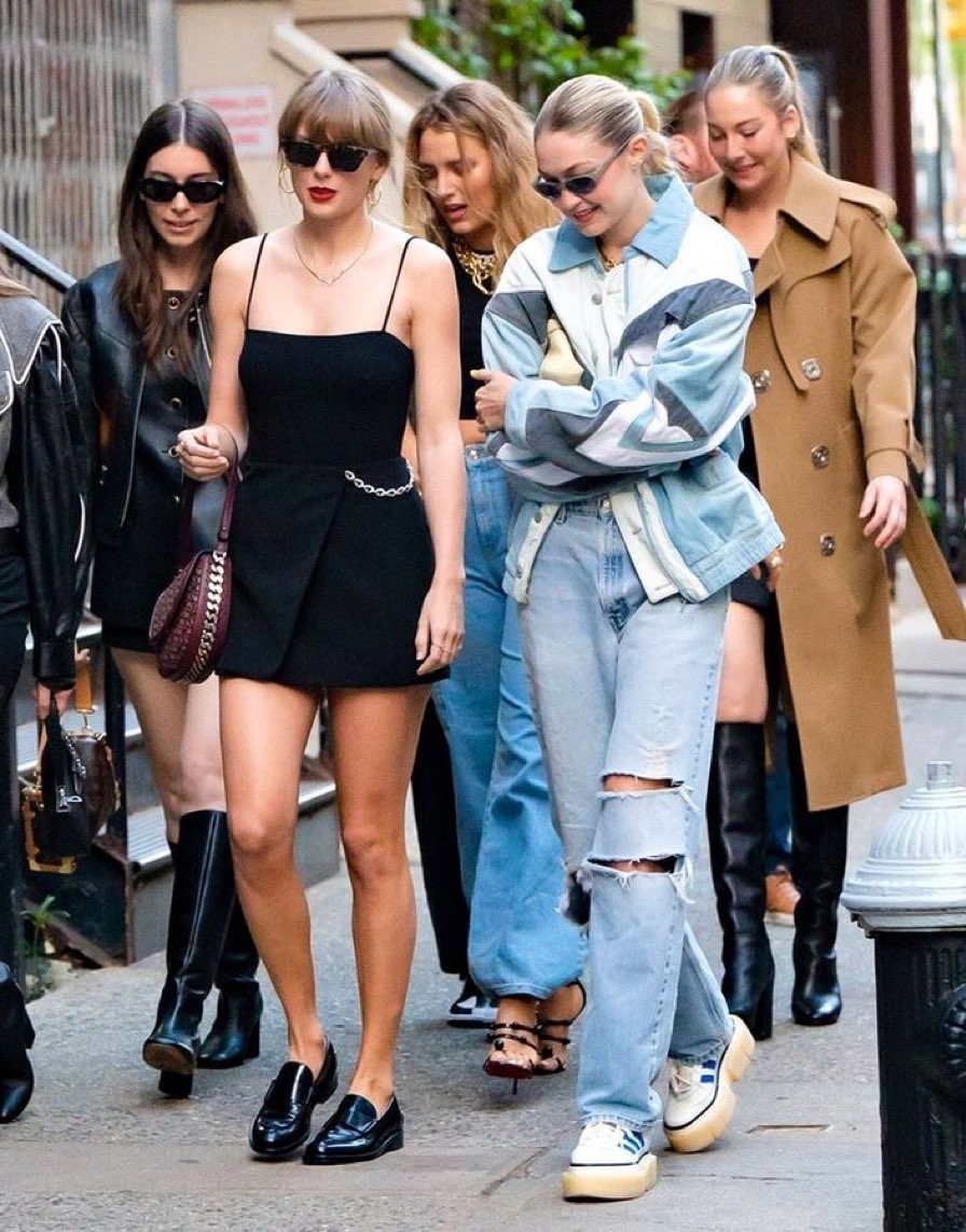 Taylor Swift's "Style" reached a new peak on daily streams on Spotify with 1,402,652 streams