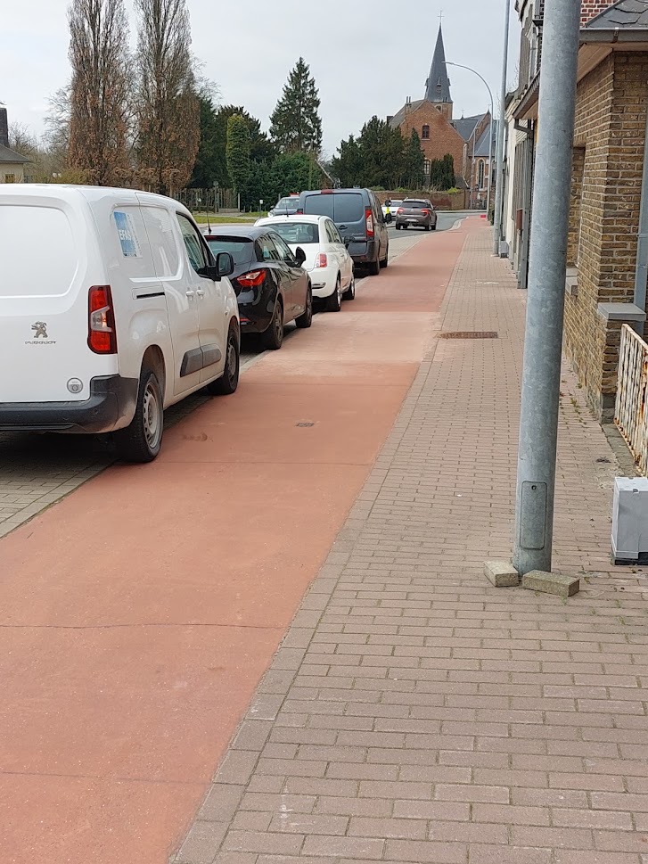 FietsersbondZot's tweet photo. Maar wanneer gaat men structureel ingrijpen om hier iets aan te doen?
Dit wordt gedoogd als de pest.
In before er is toch plaats genoeg?
#koningauto #fietspadparkeerders
@LydiaPeeters @vvsg @FietsberaadVL @Vias_institute https://t.co/WUVz1jD5L4