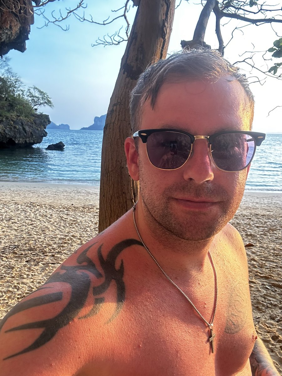 jooonathnnn's tweet photo. Red as a shrimp #thailand #krabi #railay #railaybeach https://t.co/JkSS7OURqI
