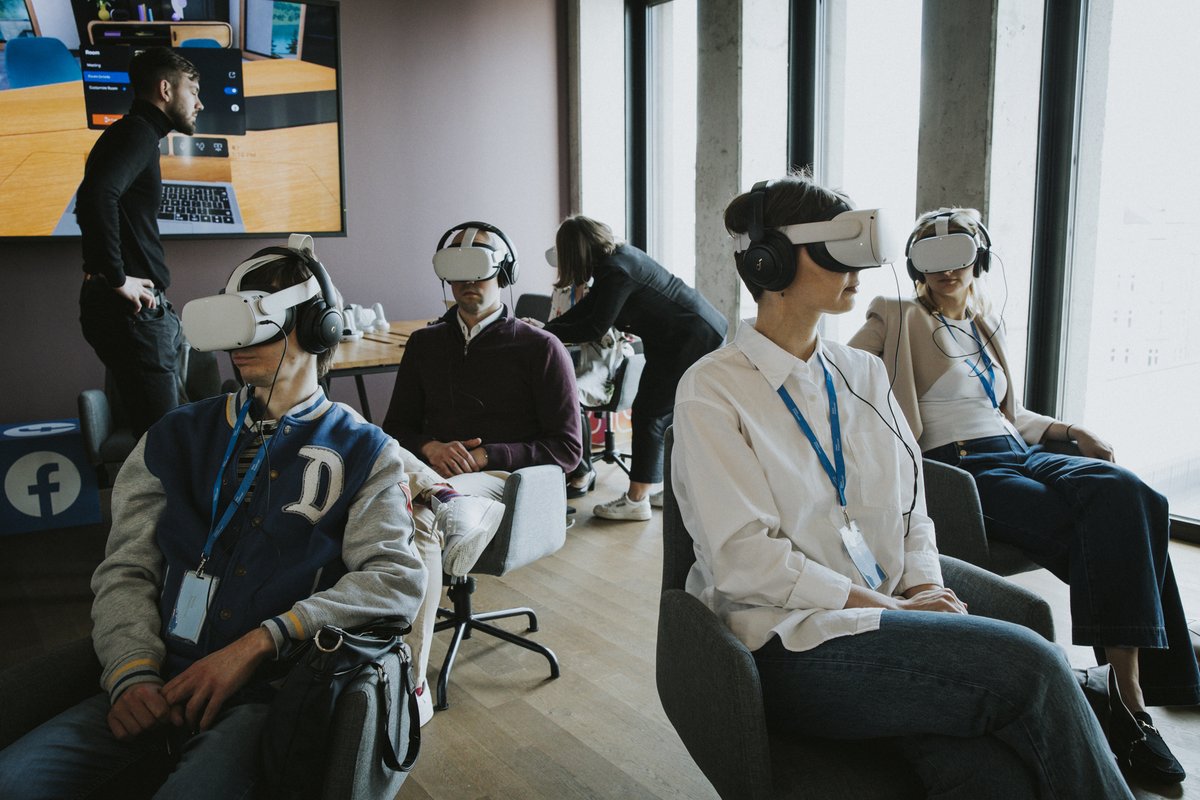 HK_Poland's tweet photo. Po raz kolejny wsparliśmy Klienta przy organizacji świetnego projektu! 🤩 Meta wraz z VRheroes, pod patronatem NASK, zainaugurowali warsztaty dla nauczycieli „Meta VR&amp;AR dla edukacji”. 🔝 Jest to wydarzenie cykliczne! 🙌

#Meta #publicrealtions #HKStrategies https://t.co/V9CFknBYTB