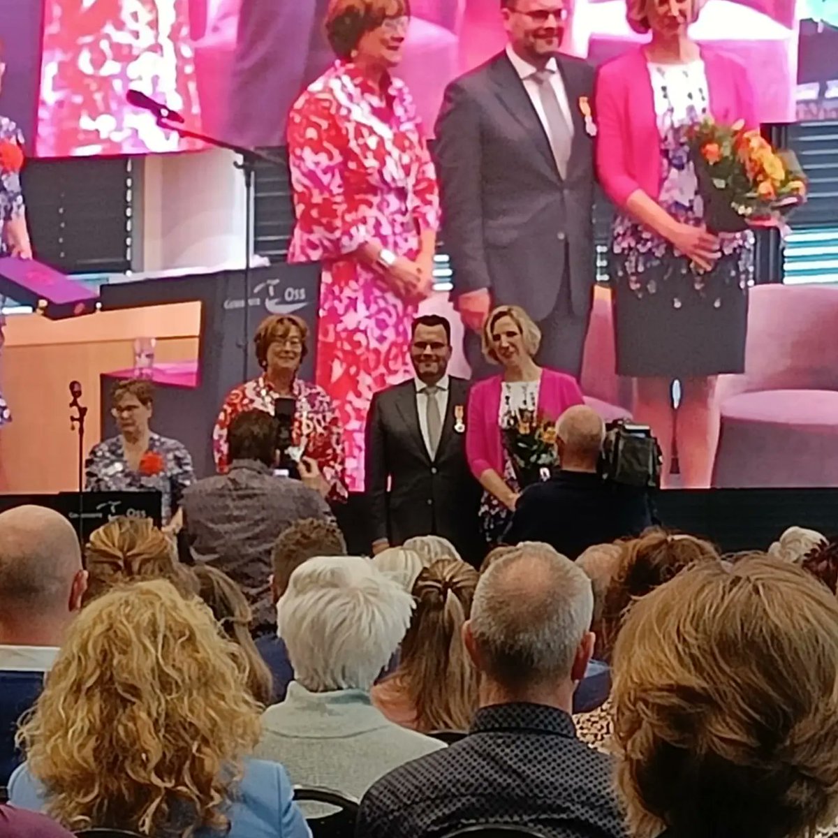 Reddingsbrigade Oss (@reddingsbri_oss) on Twitter photo Wij feliciteren <a href="/BasvVlijmen/">b van vlijmen</a>, oud-voorzitter, gedecoreerd als Ridder in de Orde van Oranje-Nassau! Wij feliciteren <a href="/BasvVlijmen/">b van vlijmen</a>, oud-voorzitter, gedecoreerd als Ridder in de Orde van Oranje-Nassau!