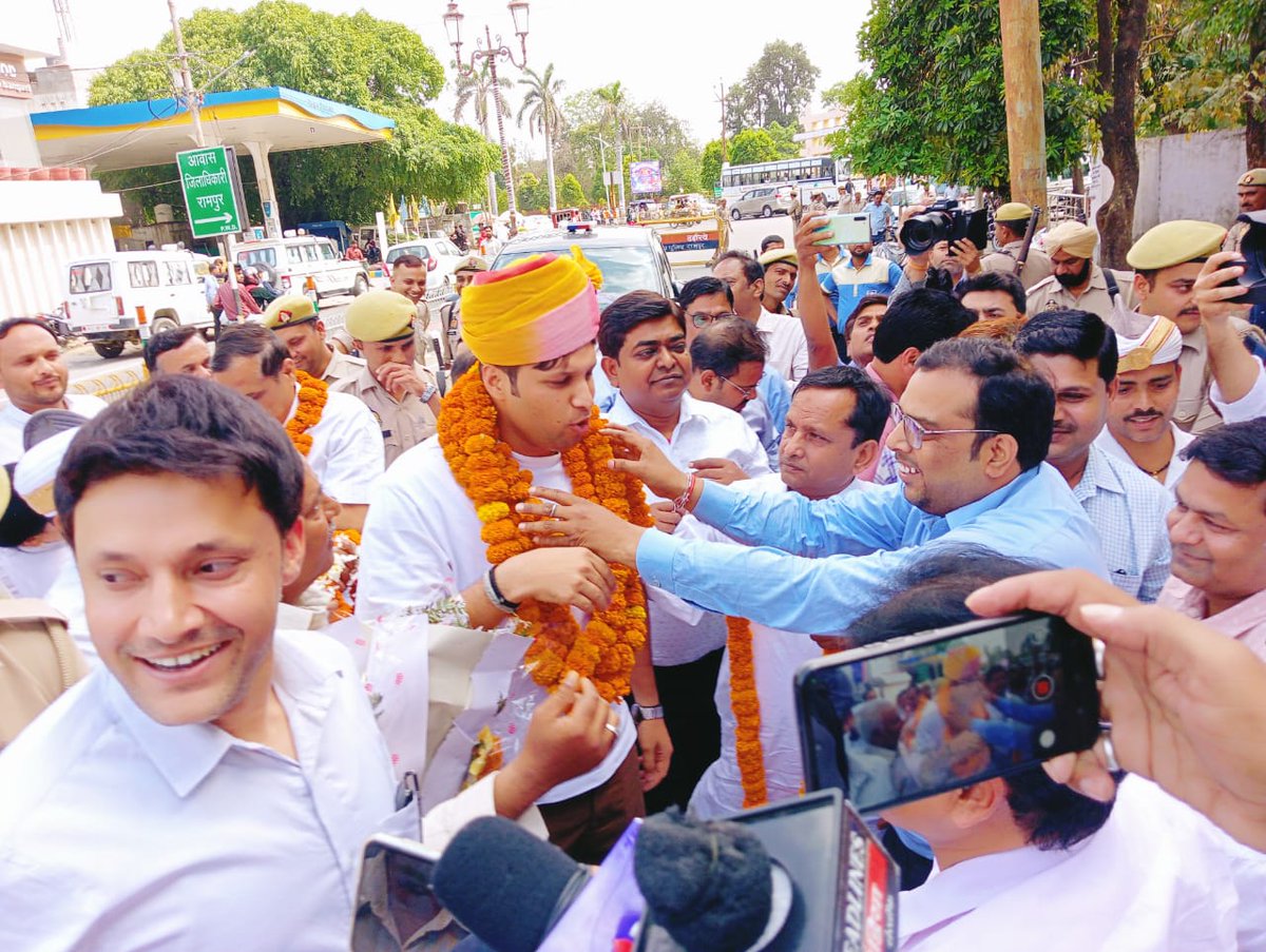 प्रधानमंत्री पुरस्कार संवर्धन प्राप्त करने के उपरांत जिलाधिकारी महोदय रामपुर का मुख्य चिकित्सा अधिकारी रामपुर द्वारा भव्य स्वागत