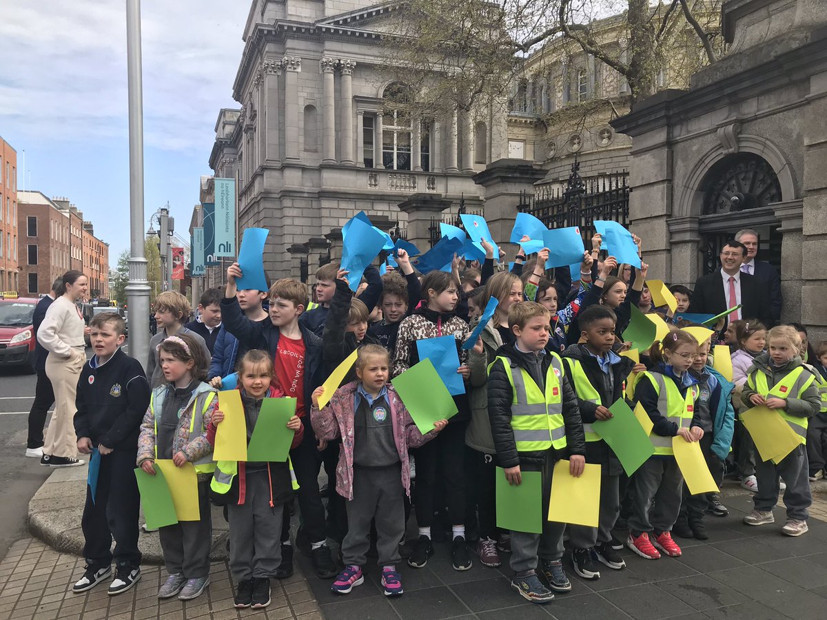 Gaeloid's tweet image. Bhí Gaeloideachas ag tacú le feachtas @Gaelcholaiste2 chun Gaelcholáiste nua a bhunú i mBÁC 2, 4, 6, 8 lasmuigh de Theach Laighean ar maidin #Gaeilge4All