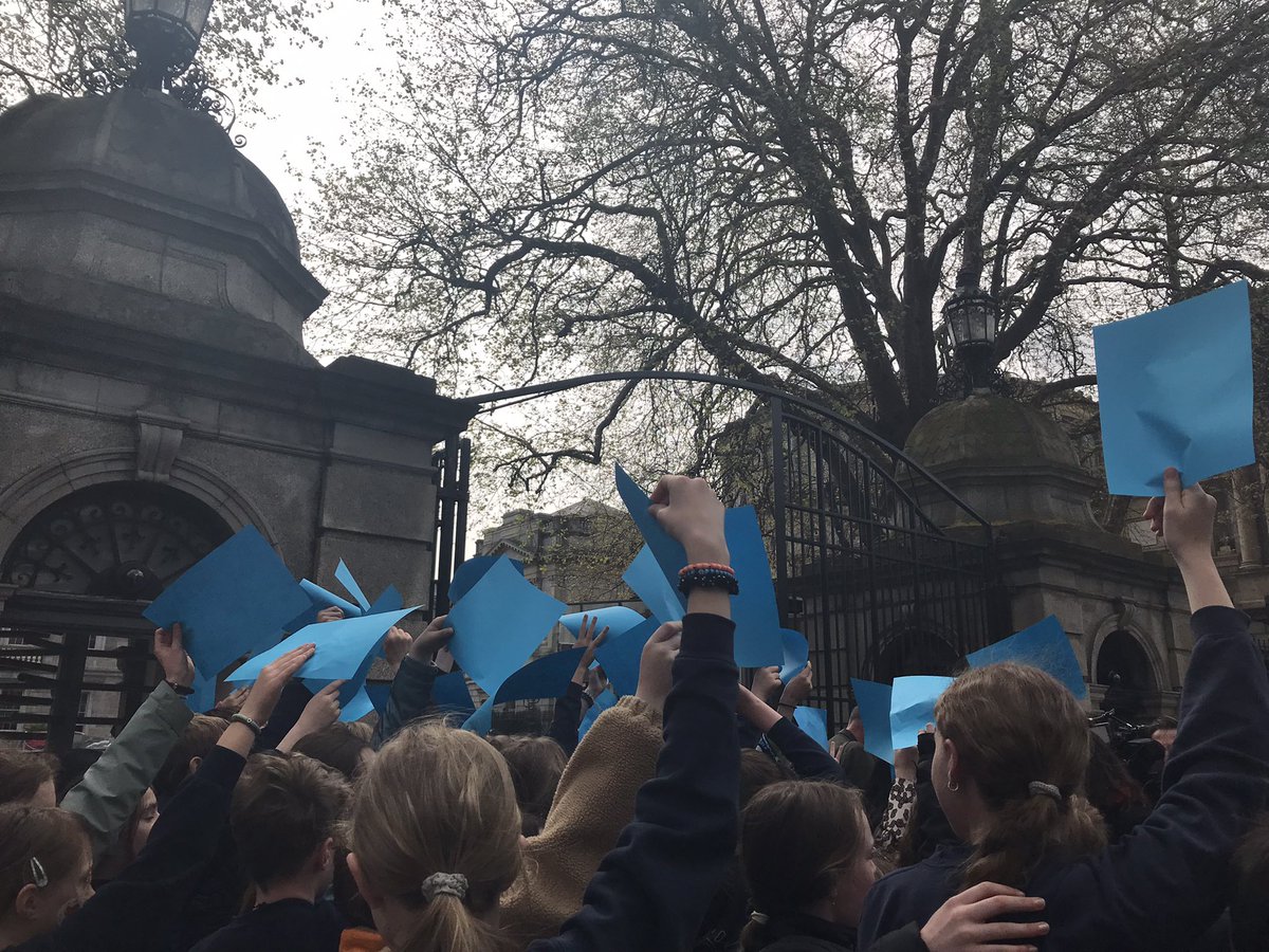 Gaeloid's tweet image. Bhí Gaeloideachas ag tacú le feachtas @Gaelcholaiste2 chun Gaelcholáiste nua a bhunú i mBÁC 2, 4, 6, 8 lasmuigh de Theach Laighean ar maidin #Gaeilge4All